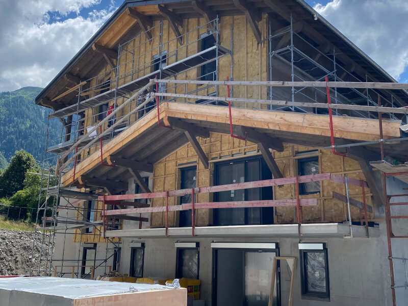 Programme Les Cosmiques aux Houches, aux portes du Mont-Blanc, à deux pas de Chamonix ? Les cloisons sont achevées dans le chalet A. Teinte du bardage extérieur en cours ! ? Des tons modernes pour ce programme immobilier en VEFA au coeur des Houches ! Le chalet B s'apprête à accueillir le plaquiste d'ici peu pour monter les cloisons